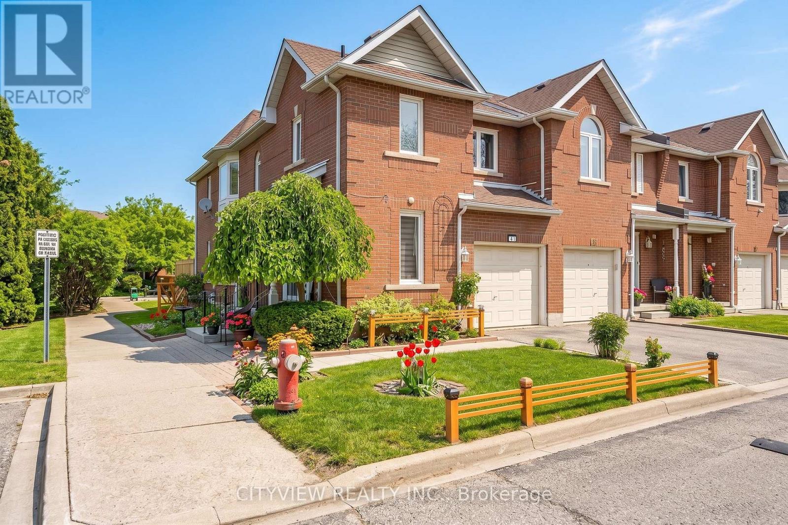 Row / Townhouse for Sale in 67 - 6050 BIDWELL TRAIL|Mississauga (East Credit), Ontario L5V1V6