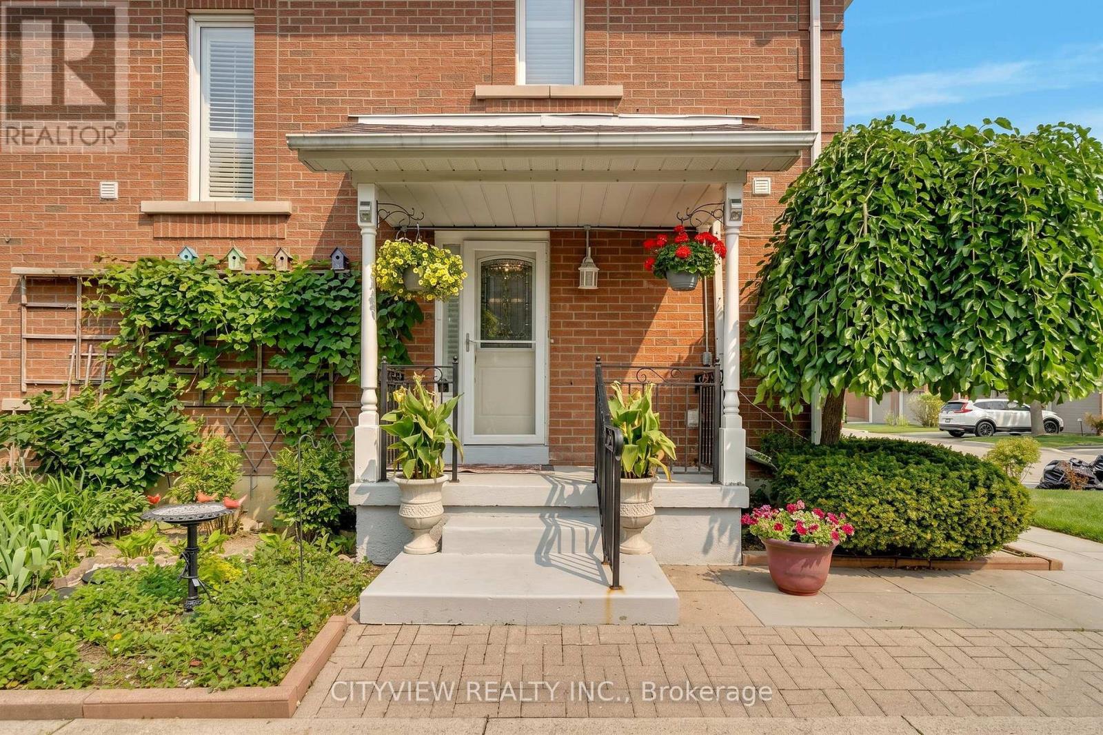 Row / Townhouse for Sale in 67 - 6050 BIDWELL TRAIL|Mississauga (East Credit), Ontario L5V1V6 3