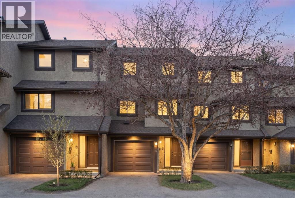 Row / Townhouse for Sale in 18 Glamis Gardens SW|Calgary, Alberta T3E6S4