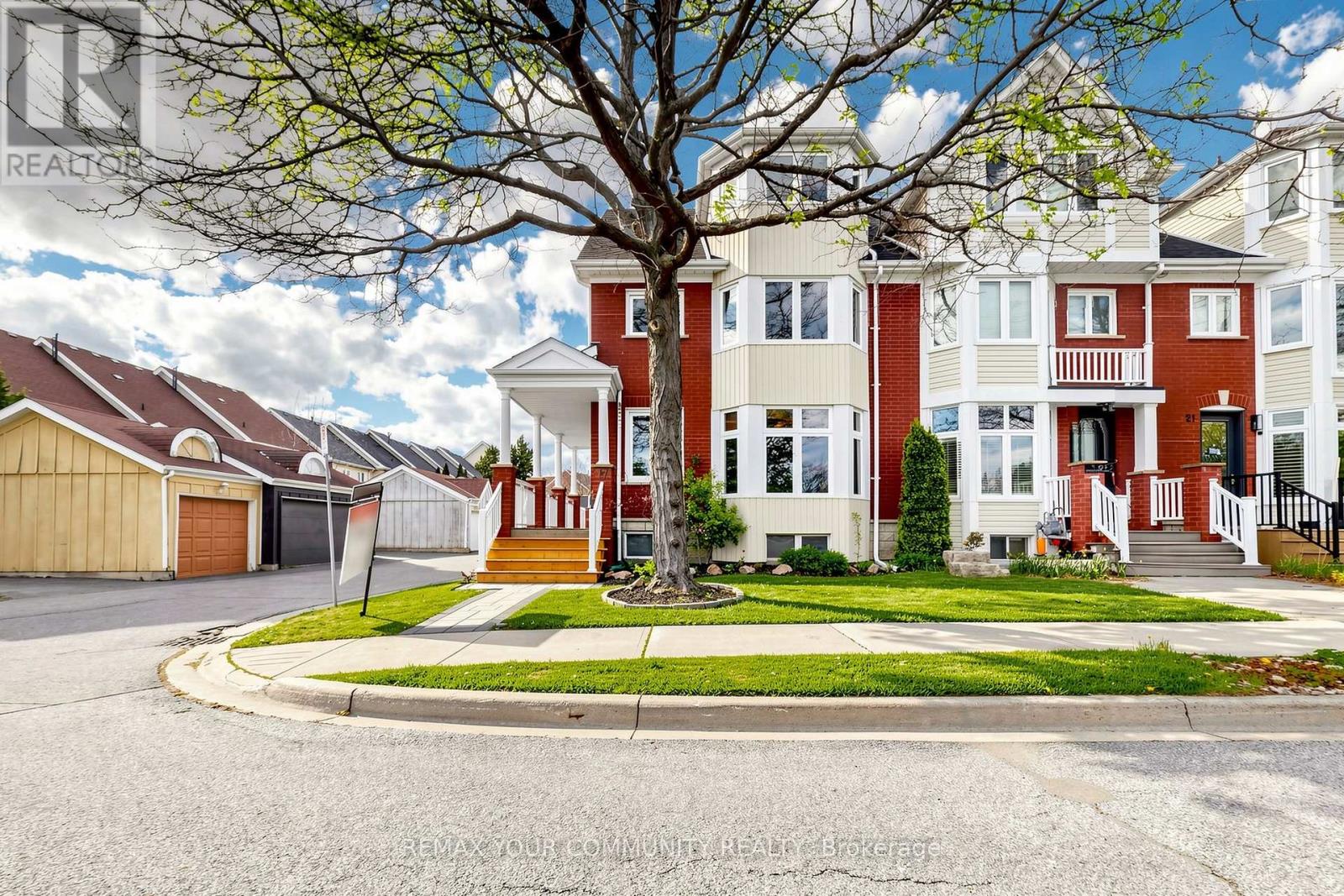 Row / Townhouse for Sale in 17 BRIDGEWATER ROAD|Oakville (RO River Oaks), Ontario L6H6G8