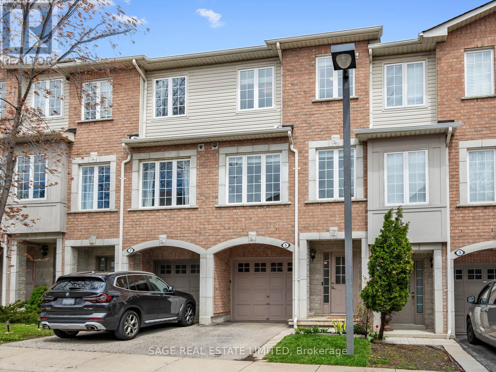 Row / Townhouse for Sale in 5 - 3071 TREADWELLS DRIVE|Mississauga (Applewood), Ontario L4X1L5