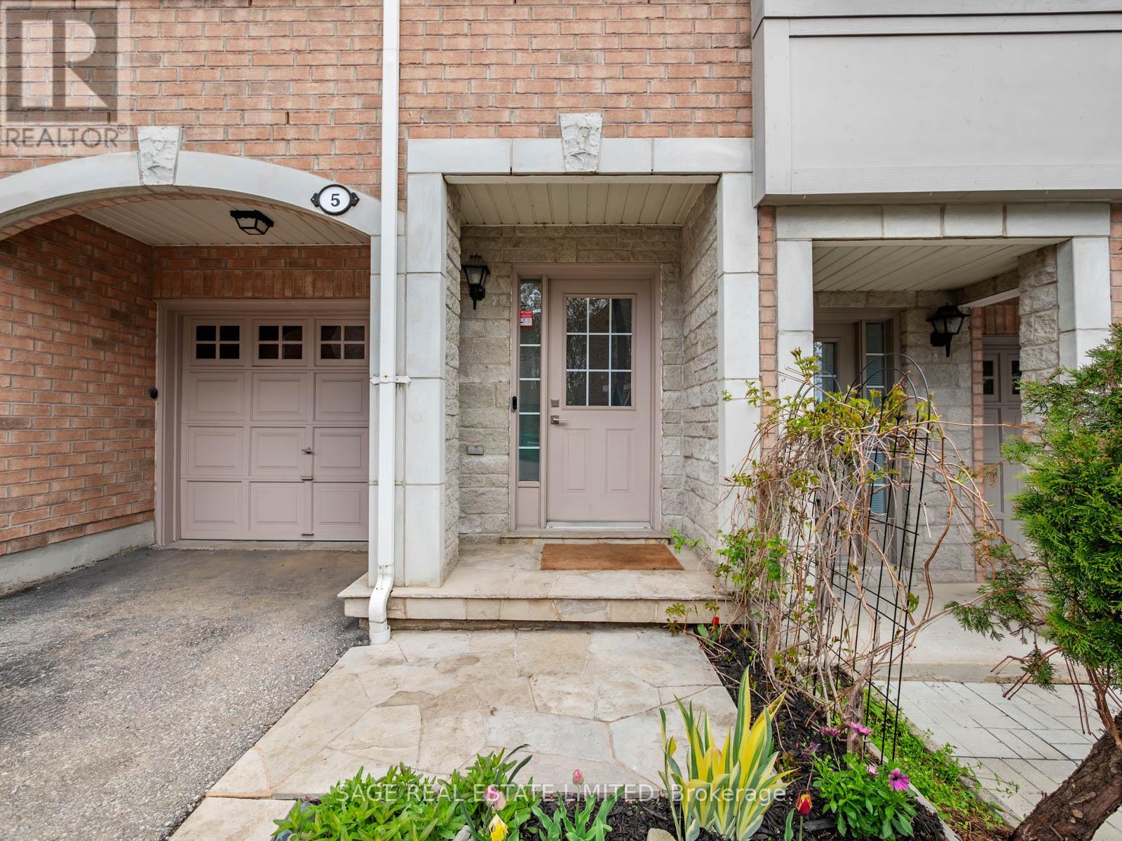 Row / Townhouse for Sale in 5 - 3071 TREADWELLS DRIVE|Mississauga (Applewood), Ontario L4X1L5 2