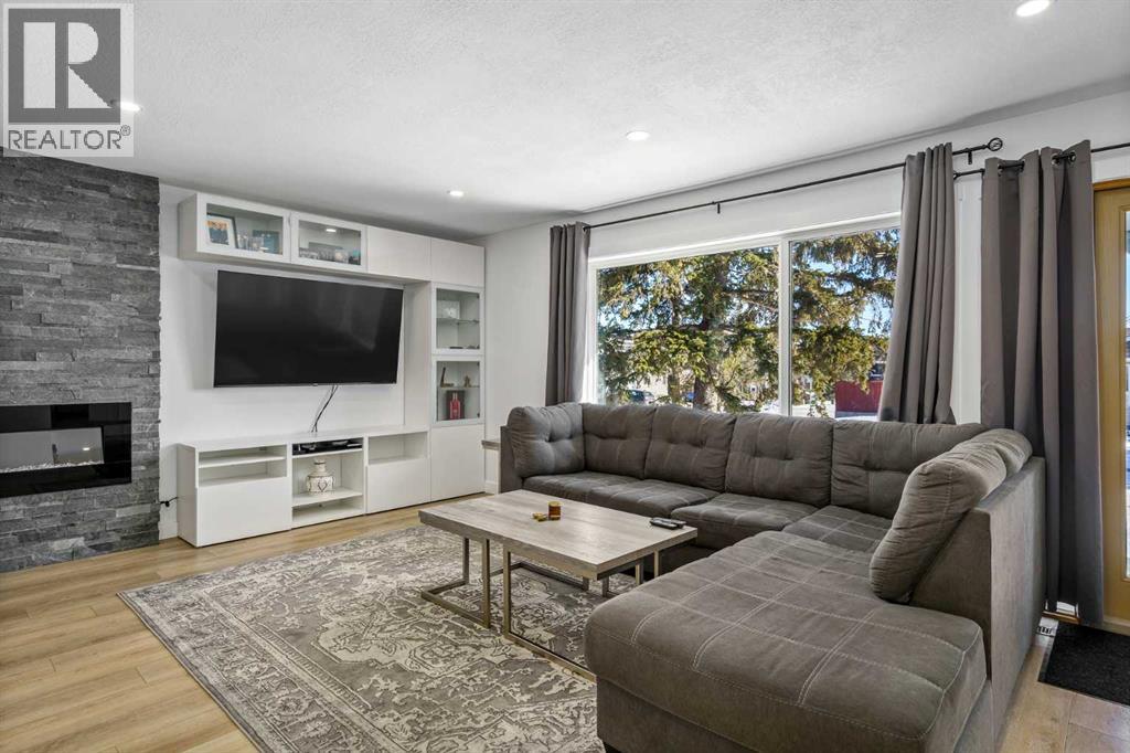 House for Sale in 119 Silvercreek Close NW|Calgary, Alberta T3B4G2 4