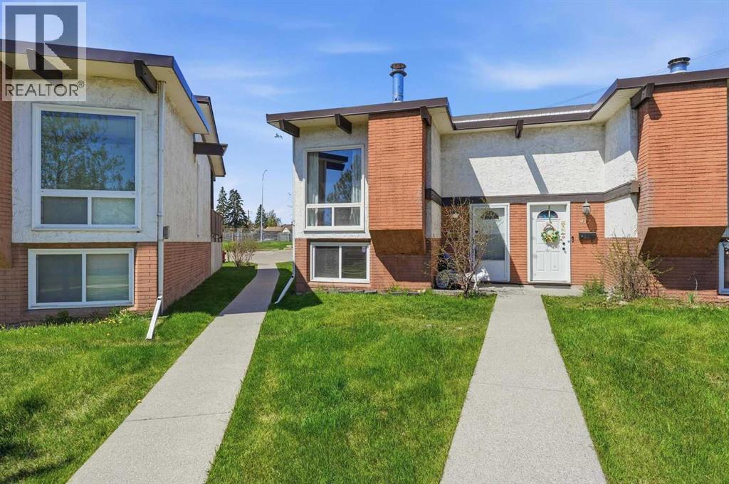 Row / Townhouse for Sale in 416 Pinemont Gate NE|Calgary, Alberta T1Y2R6