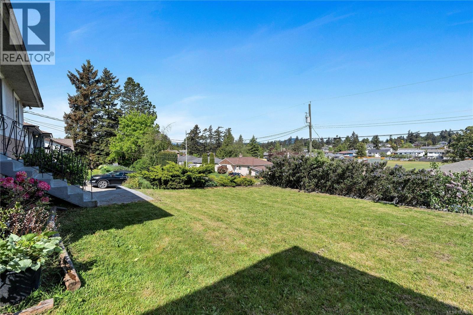 For sale: 565 Baker St, Saanich, British Columbia V8Z2H6 - 1037158