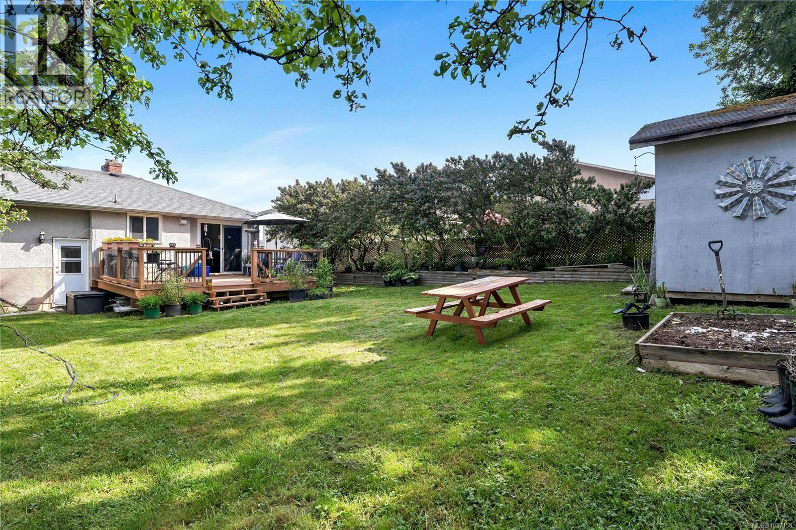 For sale: 565 Baker St, Saanich, British Columbia V8Z2H6 - 1037158