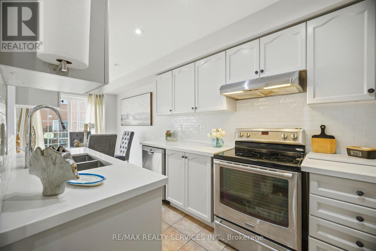 Row / Townhouse for Sale in 179 - 525 NOVO STAR DRIVE|Mississauga (Meadowvale Village), Ontario L5W1Y1 2