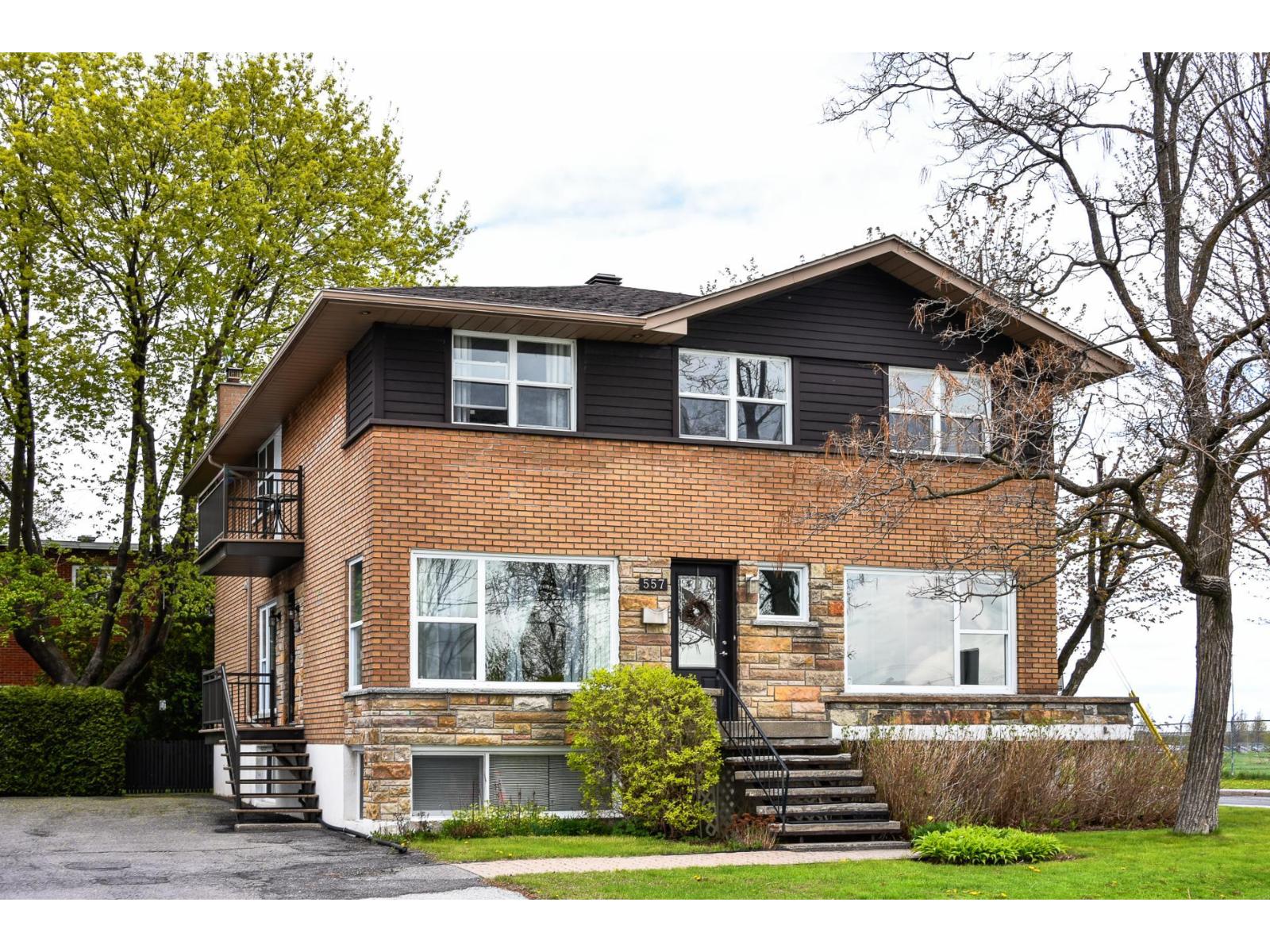 555-557 Rue d'Anjou, Longueuil (Le Vieux-Longueuil), Quebec J4H1L1