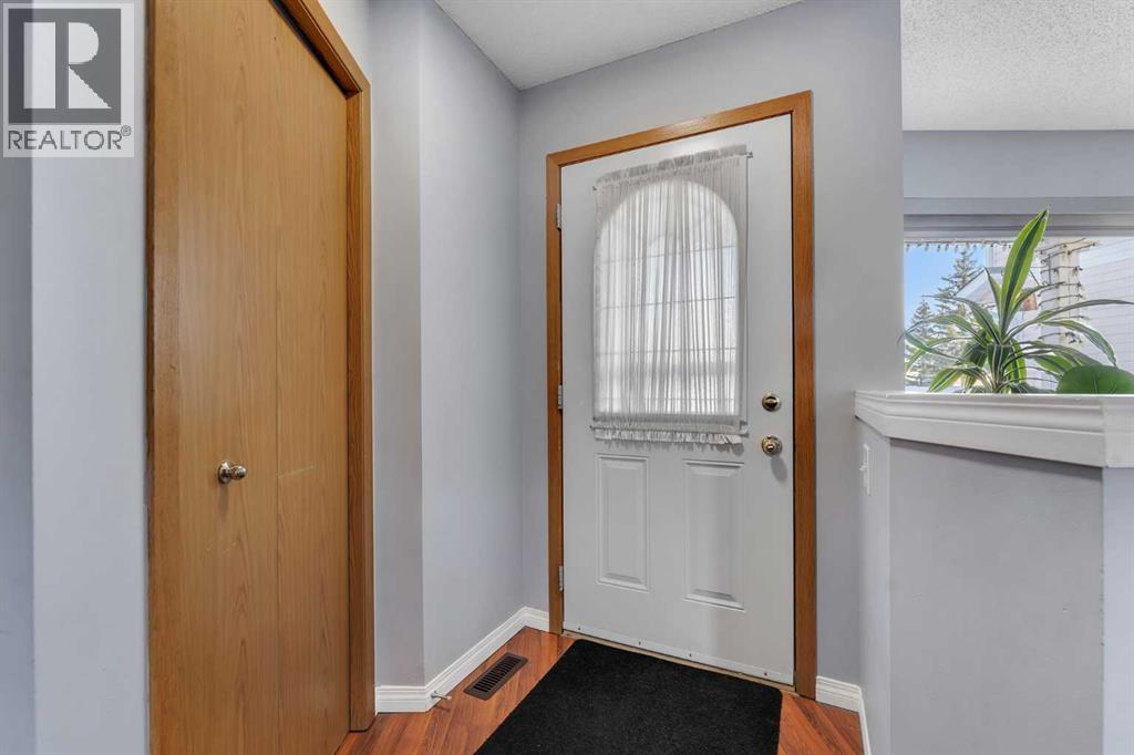 House for Sale in 3790 Catalina Boulevard NE|Calgary, Alberta T1Y6Y2 4