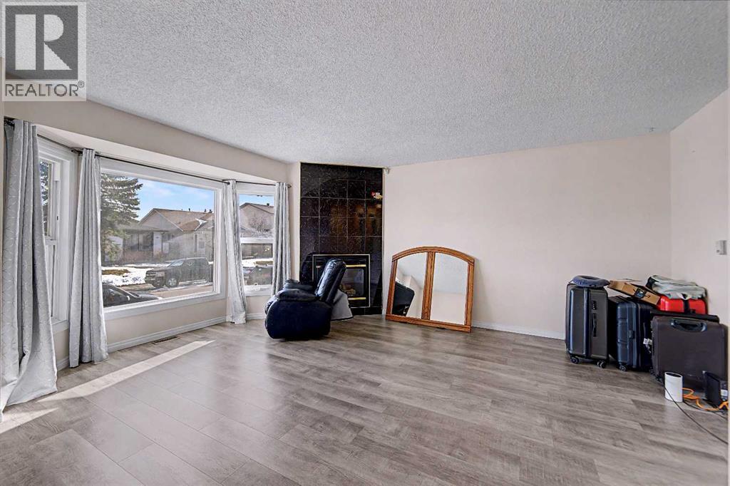 House for Sale in 48 Whitworth Way NE|Calgary, Alberta T1Y6A8 5