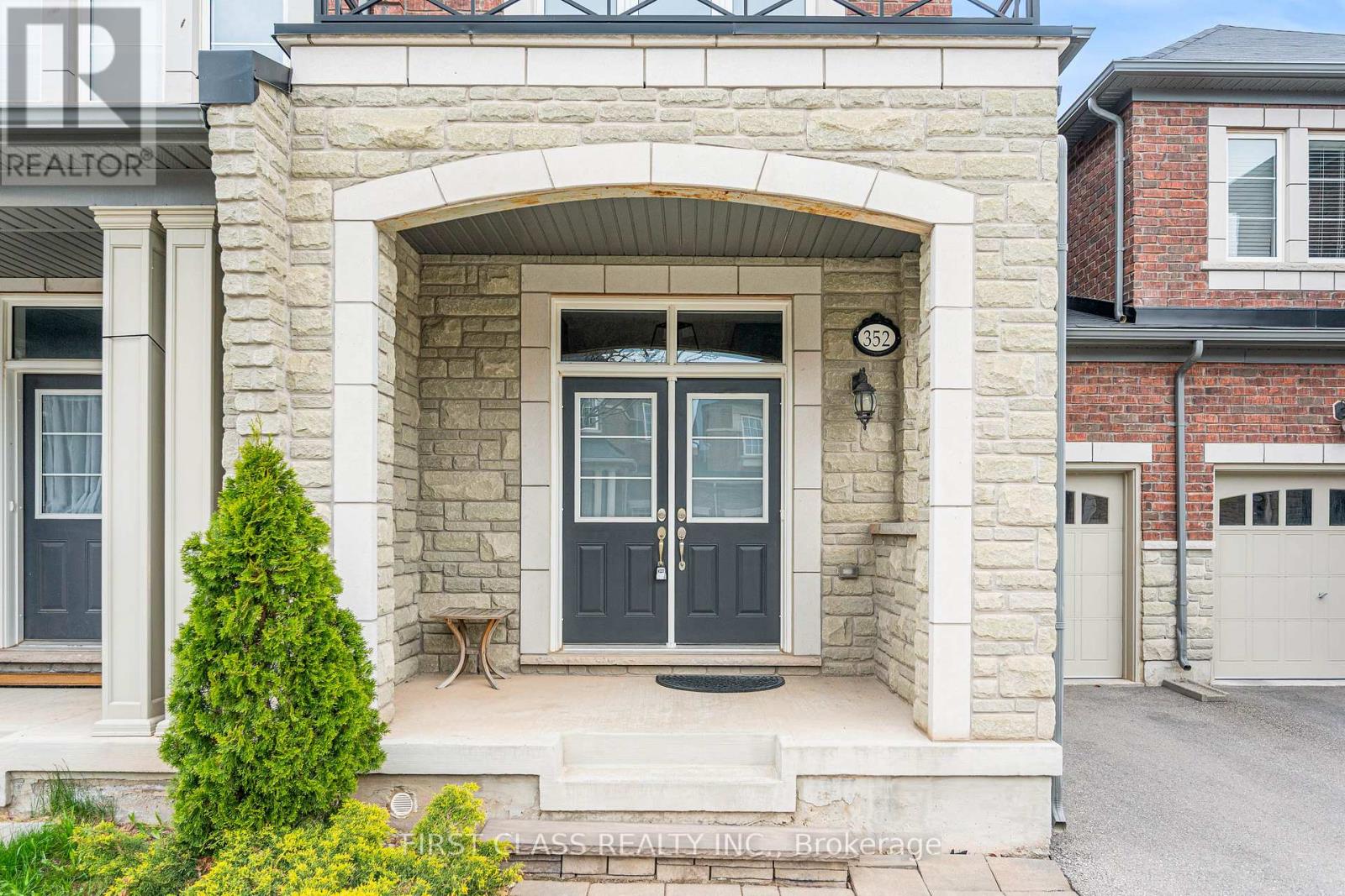 Row / Townhouse for Sale in 352 LEADWOOD GATE|Oakville (GO Glenorchy), Ontario L6M0Z5 2