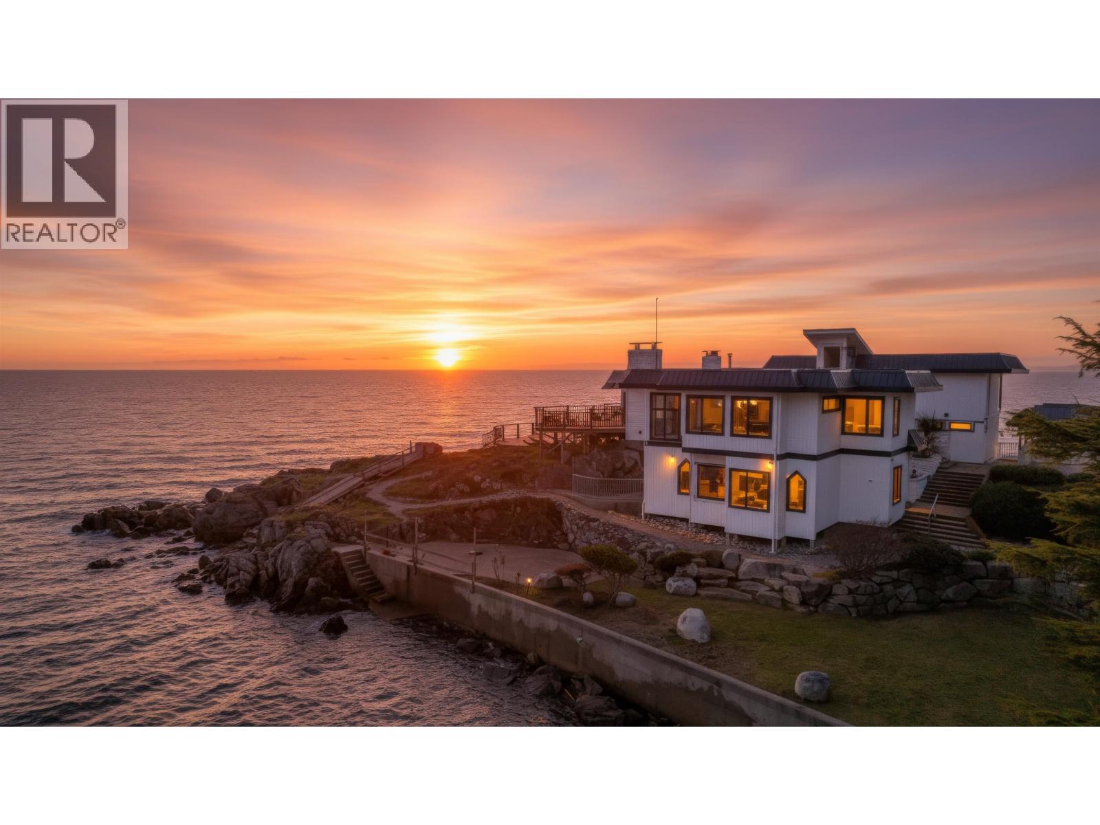 For sale: 5482 HILL ROAD, Sechelt, British Columbia V7Z0N2