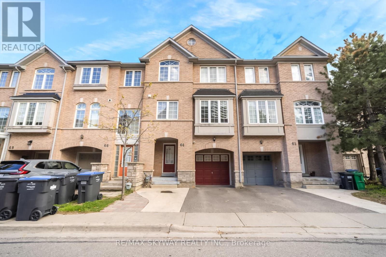 Row / Townhouse for Sale in 64 BERNARD AVENUE|Brampton (Fletcher's Creek South), Ontario L6Y5S4