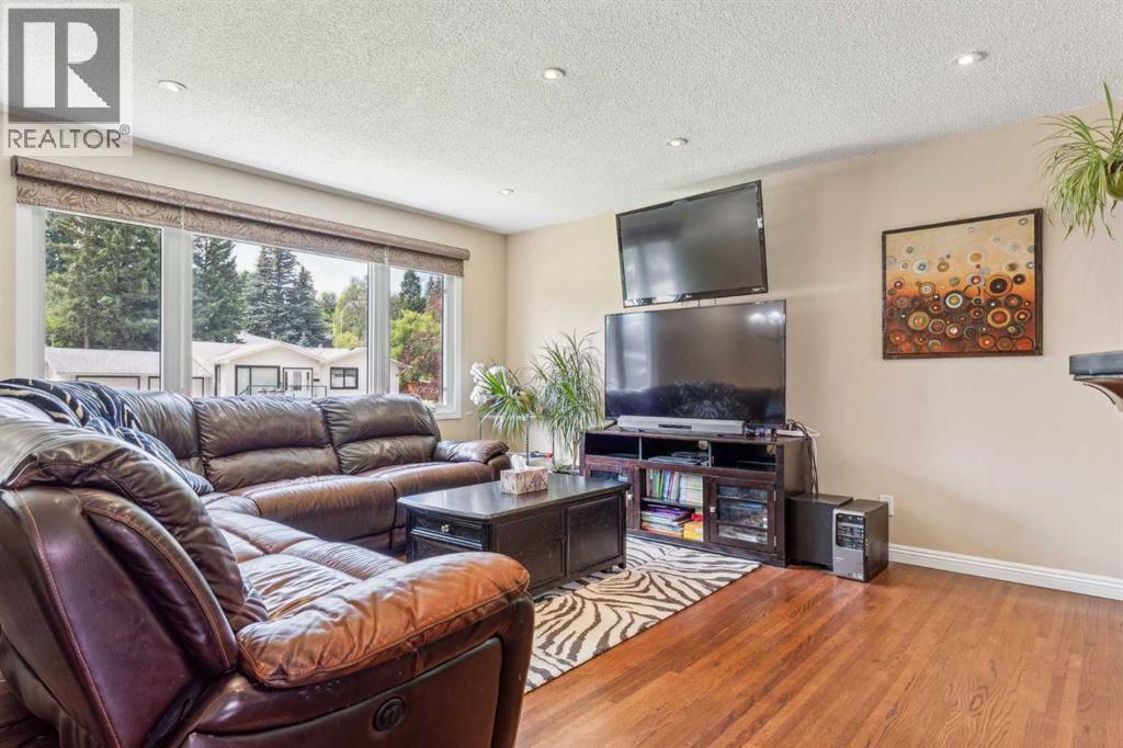 House for Sale in 320 Haddon Road SW|Calgary, Alberta T2V2Z3 3