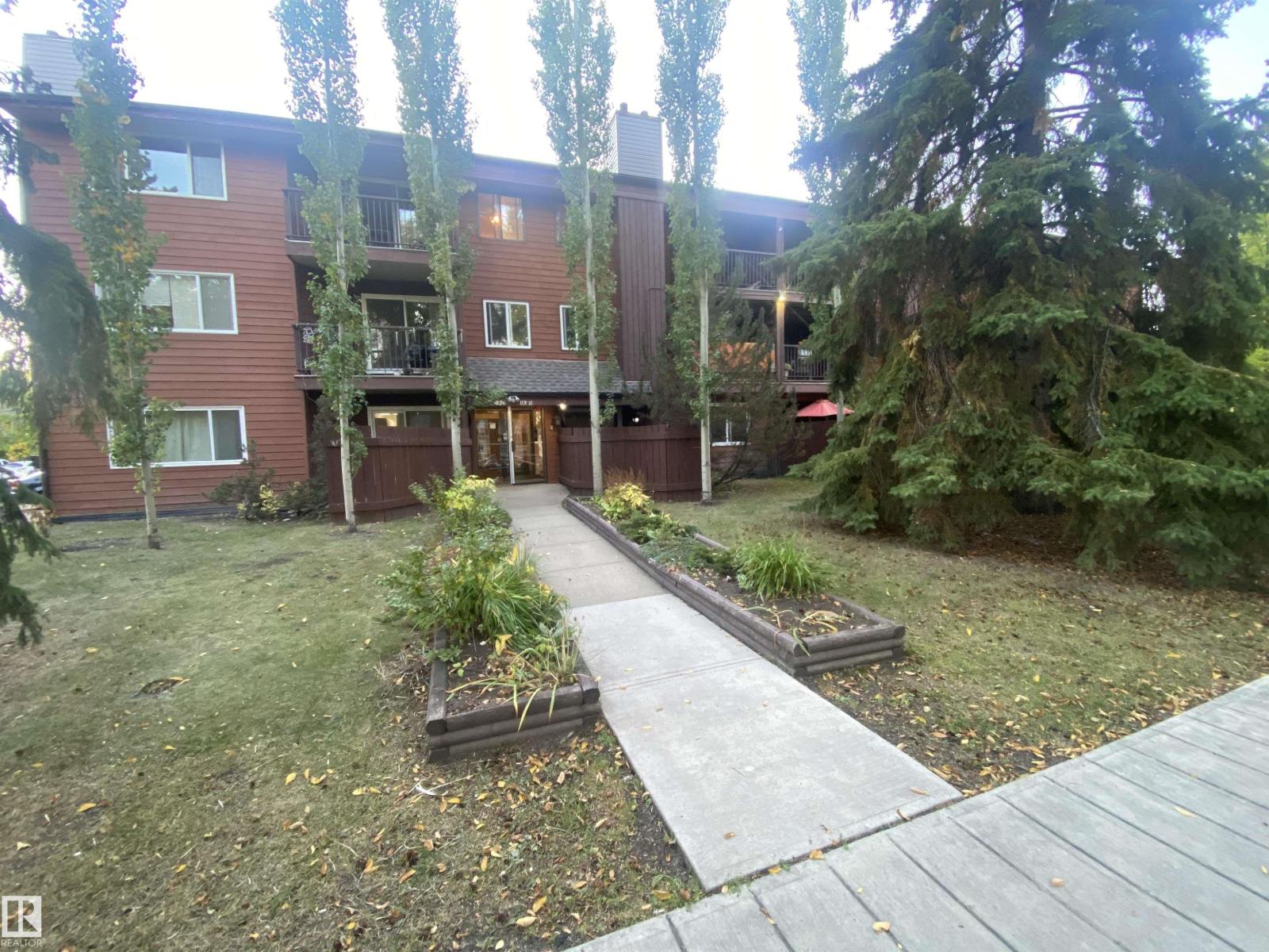 #203 10826 113 ST NW, Edmonton, Alberta T5H3J2