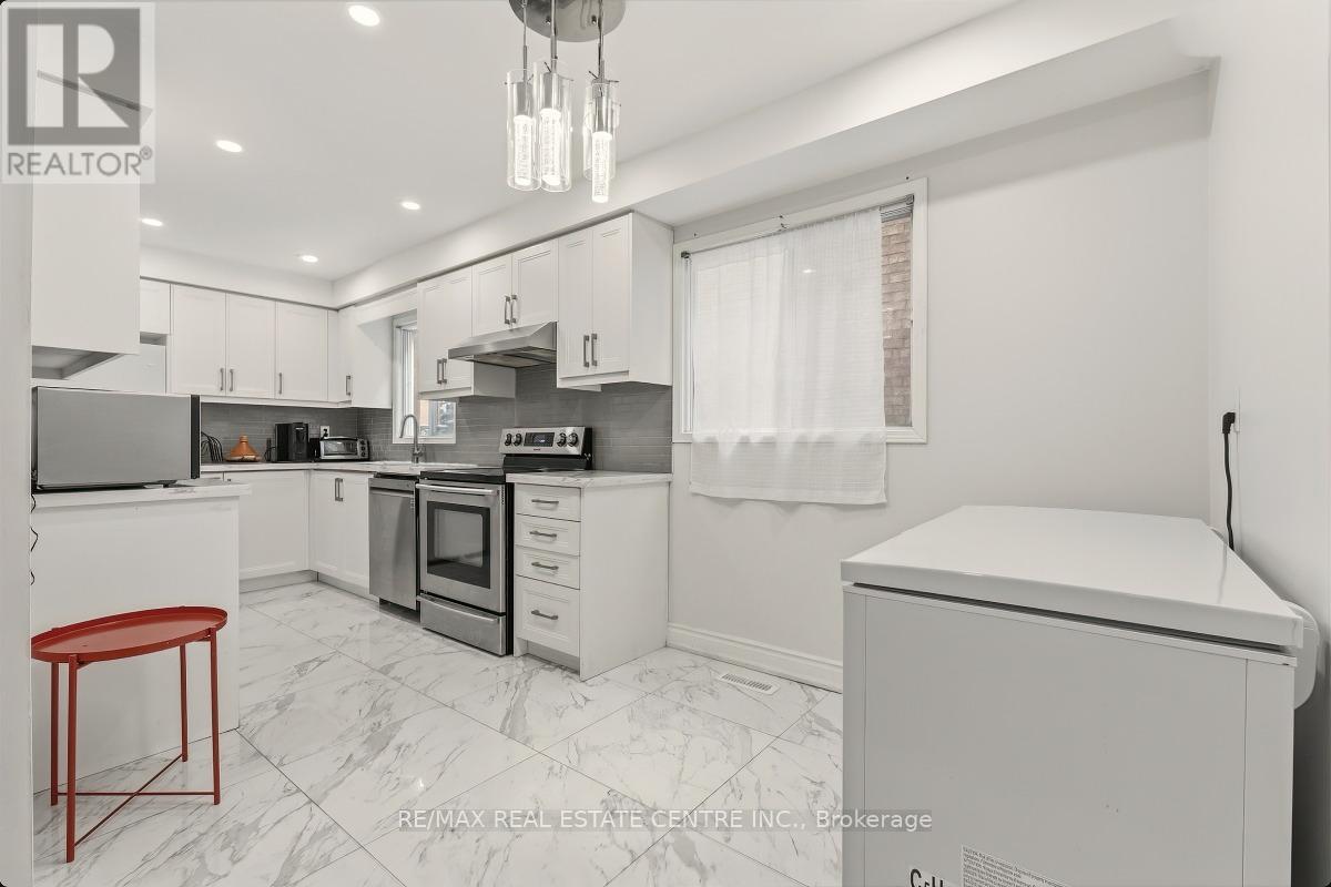 Row / Townhouse for Sale in 5013 NORTHERN LIGHTS CIRCLE|Mississauga (Hurontario), Ontario L5R2P7