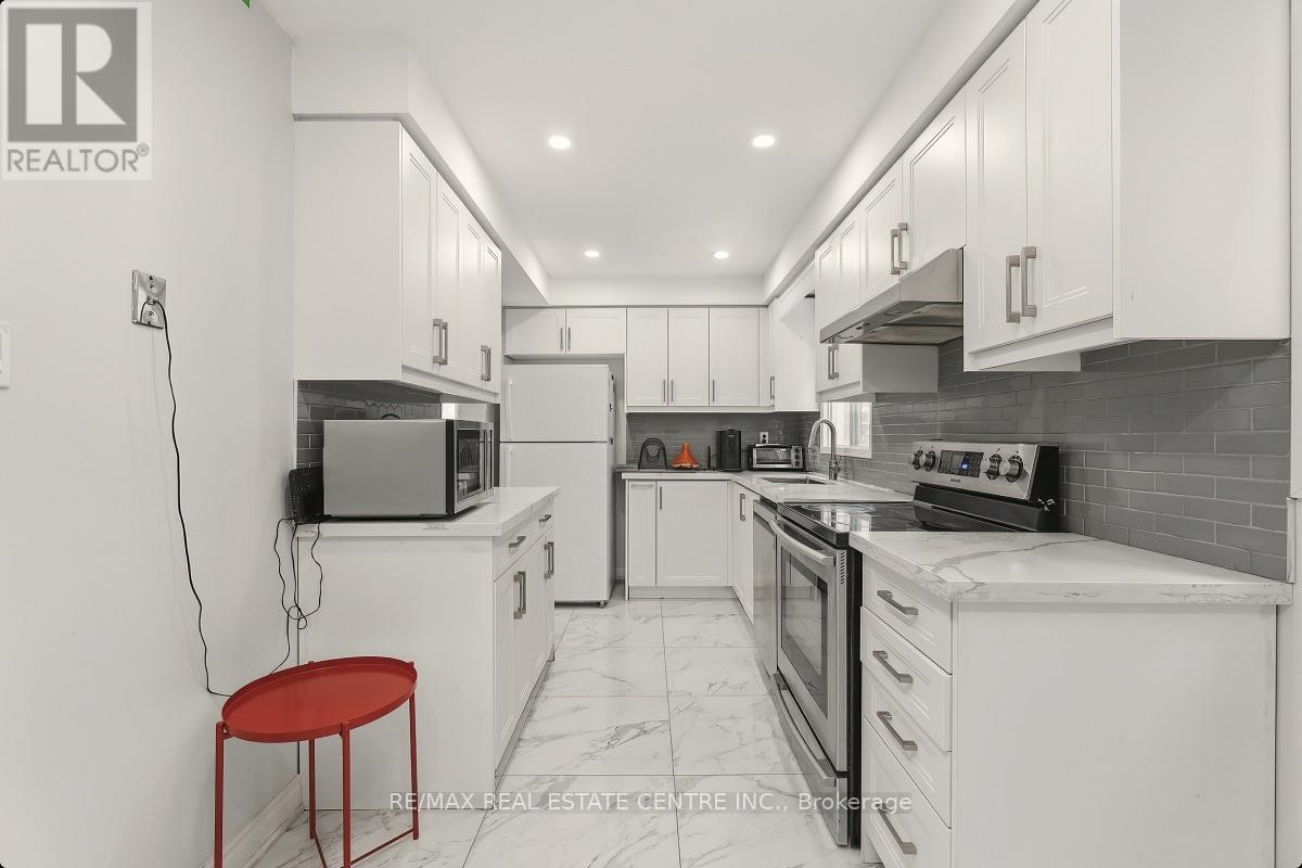 Row / Townhouse for Sale in 5013 NORTHERN LIGHTS CIRCLE|Mississauga (Hurontario), Ontario L5R2P7 2