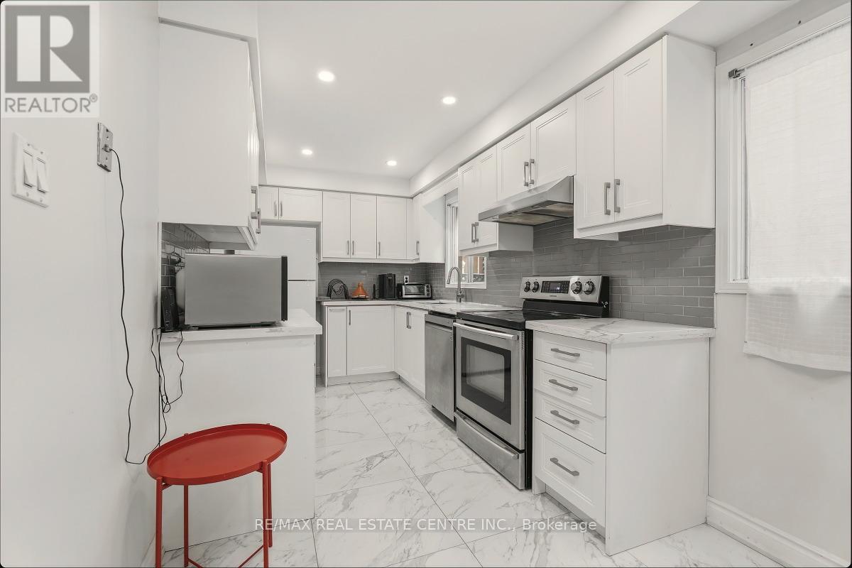 Row / Townhouse for Sale in 5013 NORTHERN LIGHTS CIRCLE|Mississauga (Hurontario), Ontario L5R2P7 3