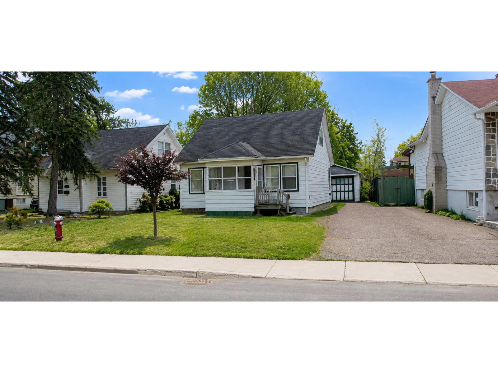 2220 Ch. Laval, Montréal (Saint-Laurent), Quebec H2W2H8
