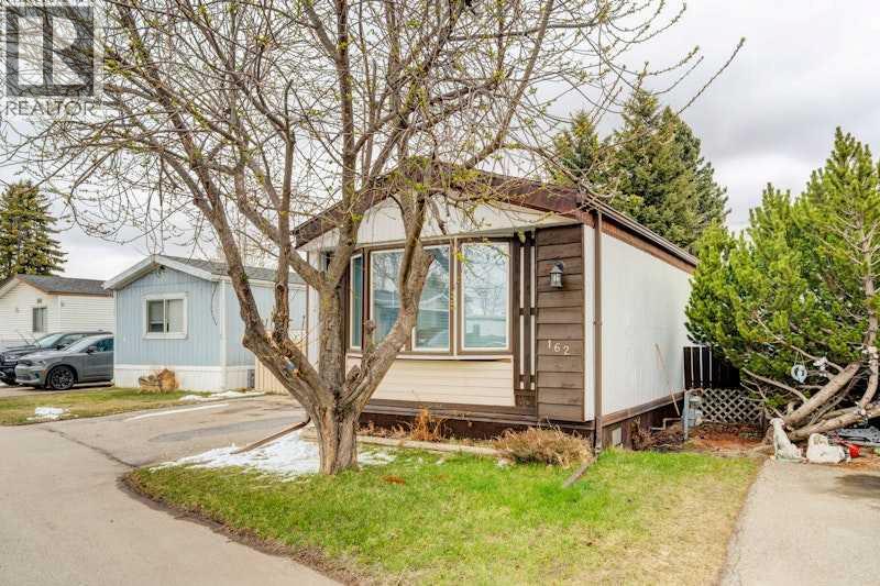 Mobile Home for Sale in 162, 6724 17 Avenue SE|Calgary, Alberta T2A0W5 2