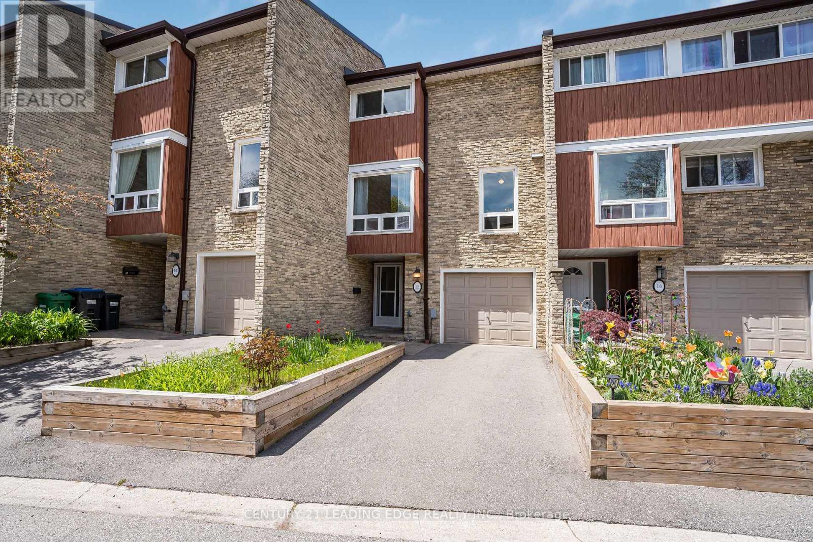 Row / Townhouse for Sale in 15 - 915 INVERHOUSE DRIVE|Mississauga (Clarkson), Ontario L5J4B2 2