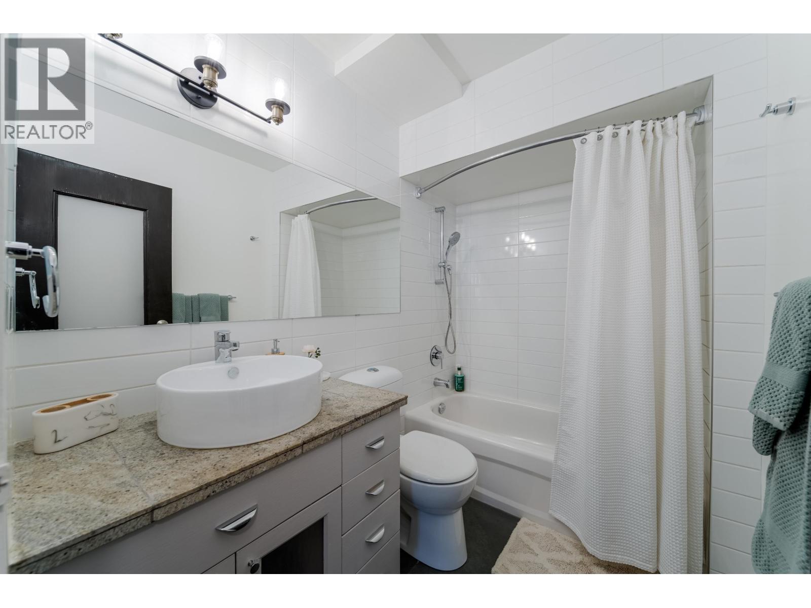 52 2002 JOHNS STREET, Port Moody, British Columbia V4H2A2