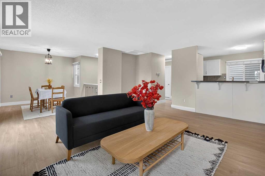 Row / Townhouse for Sale in 217, 36 Glamis Green SW|Calgary, Alberta T3E6V1