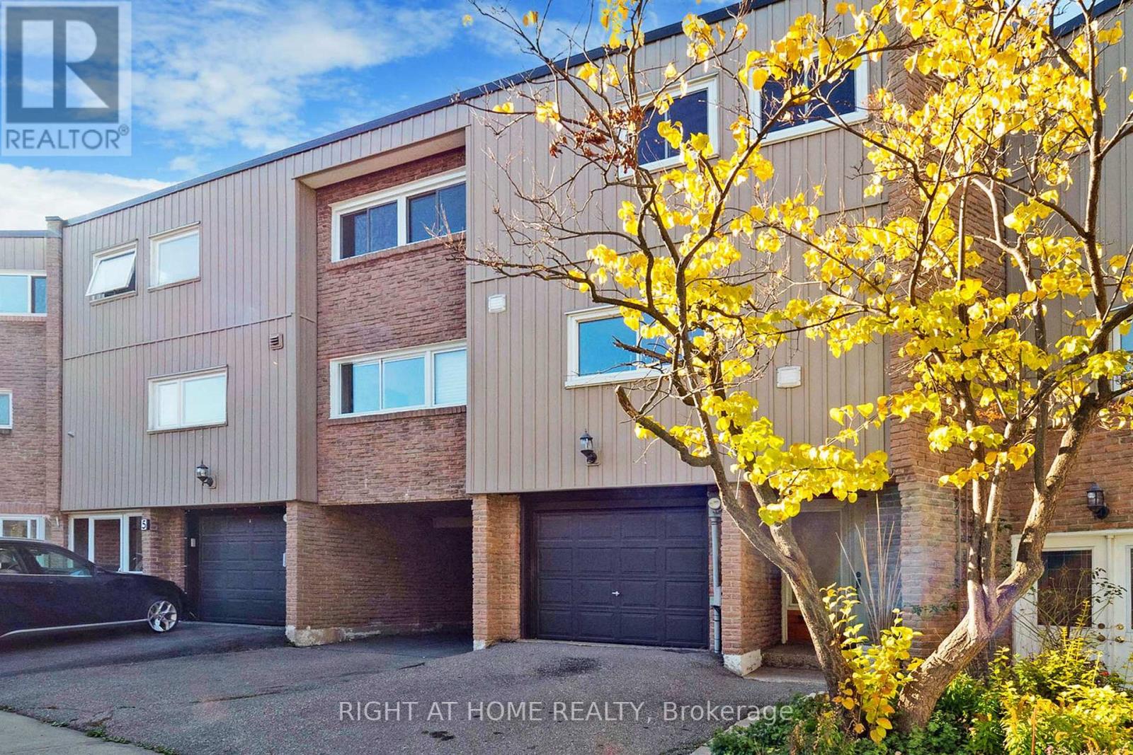Row / Townhouse for Sale in 6 - 400 BLOOR STREET|Mississauga (Mississauga Valleys), Ontario L5A3M8