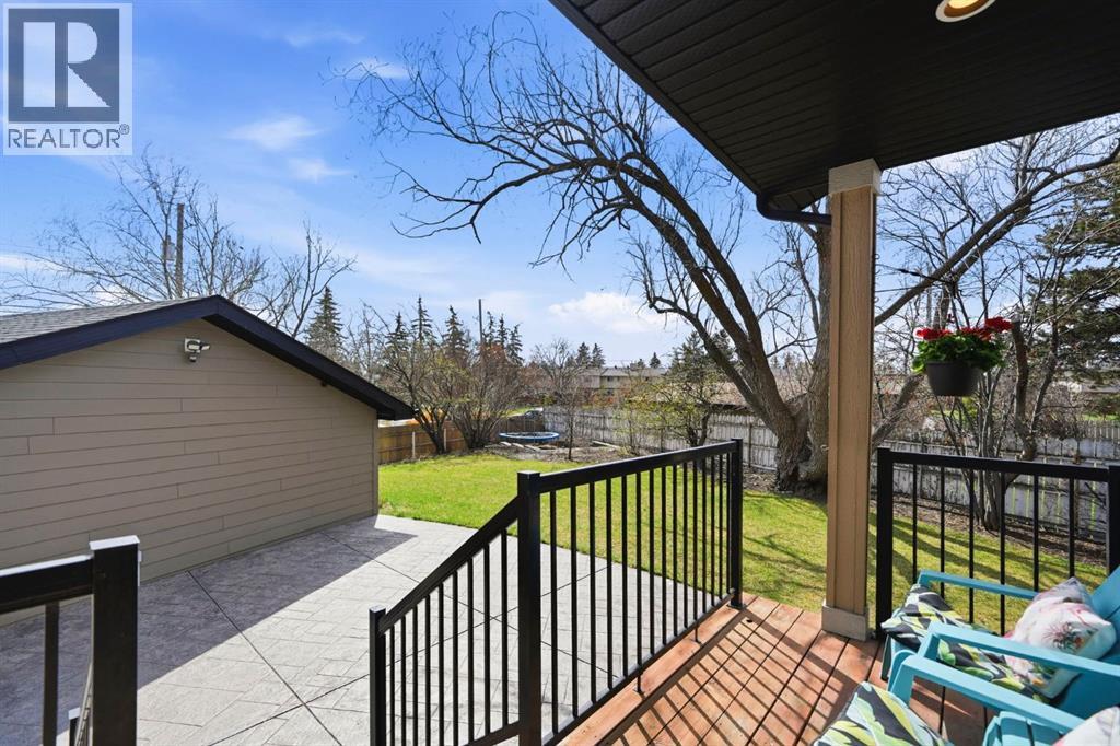 House for Sale in 29 Winchester Crescent SW|Calgary, Alberta T3C2T9 4