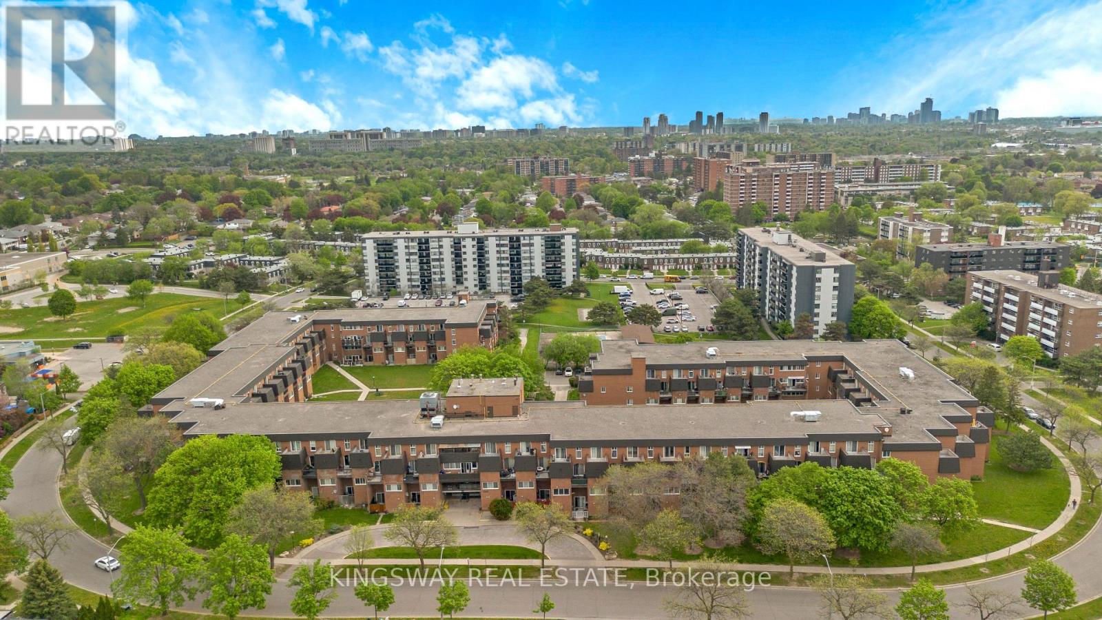 Row / Townhouse for Sale in 347 - 1395 WILLIAMSPORT DRIVE|Mississauga (Applewood), Ontario L4X2T4 2