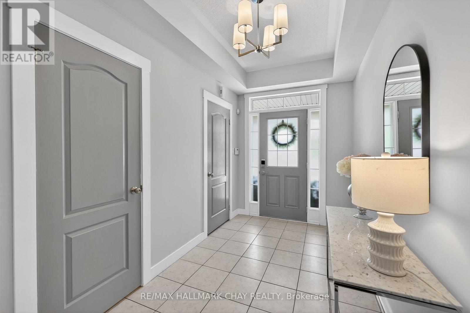 For sale: 18 CORWIN DRIVE, Bradford West Gwillimbury (Bradford