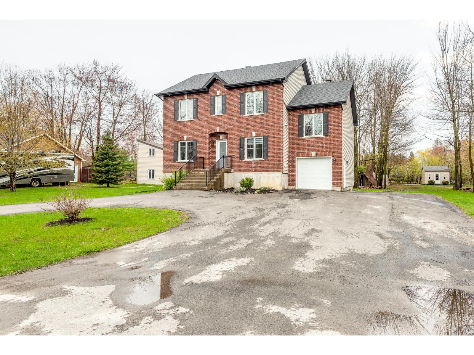 For sale: 705 Rue Marguerite, Saint-Lin/Laurentides, Quebec J5M0C6