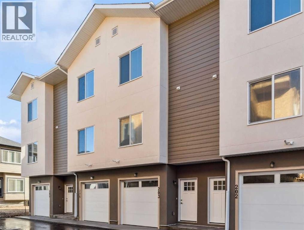Row / Townhouse for Sale in 202, 95 Saddlecrest Circle NE|Calgary, Alberta T3J0Z2 2