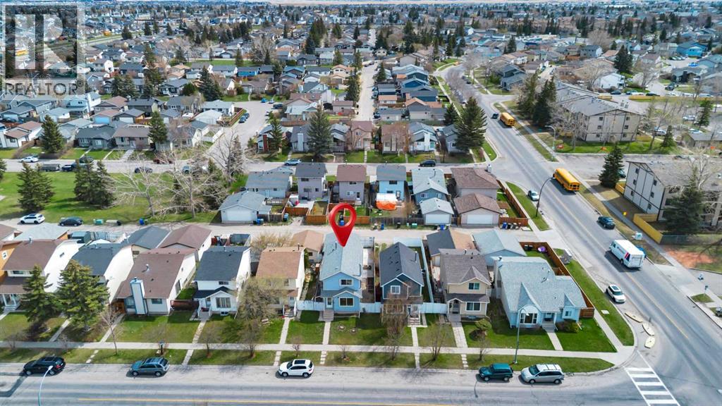 House for Sale in 6408 54 Street NE|Calgary, Alberta T3J1Z5