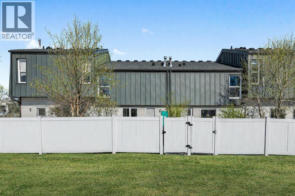 Row / Townhouse for Sale in 118 Brae Glen Lane SW|Calgary, Alberta T2W1B6 4
