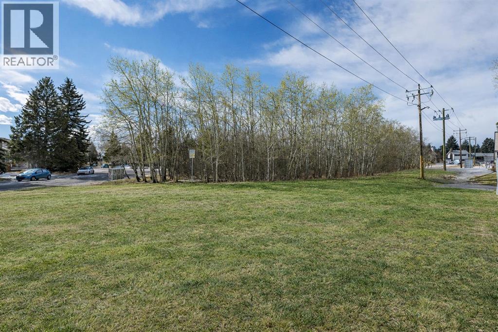 Row / Townhouse for Sale in 118 Brae Glen Lane SW|Calgary, Alberta T2W1B6 5