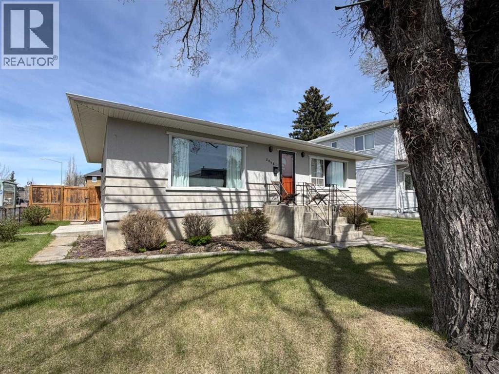 House for Sale in 2048 38 Avenue SW|Calgary, Alberta T2T2K4