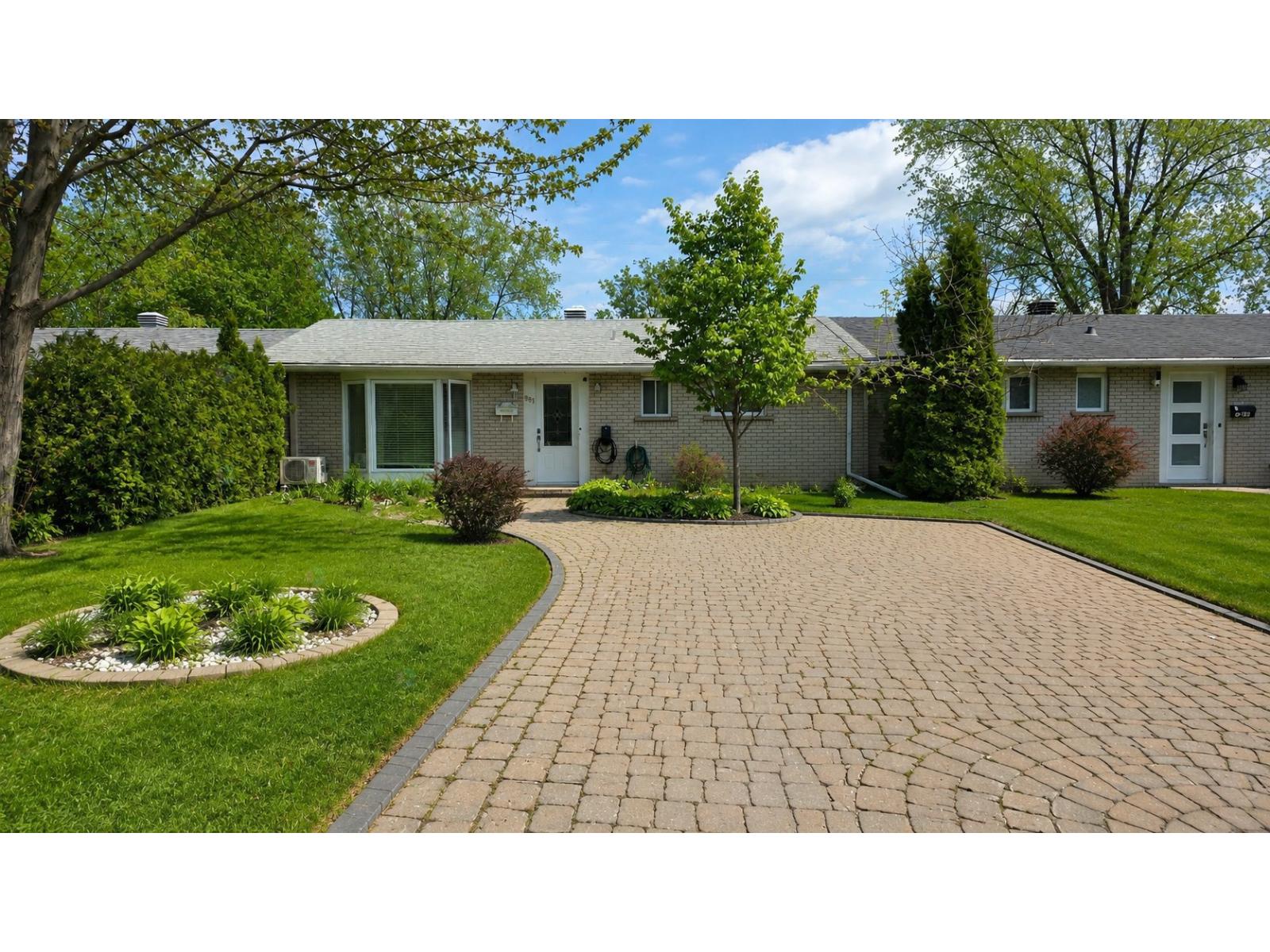 881 Rue Cummings, Longueuil (Greenfield Park), Quebec J4V1K8