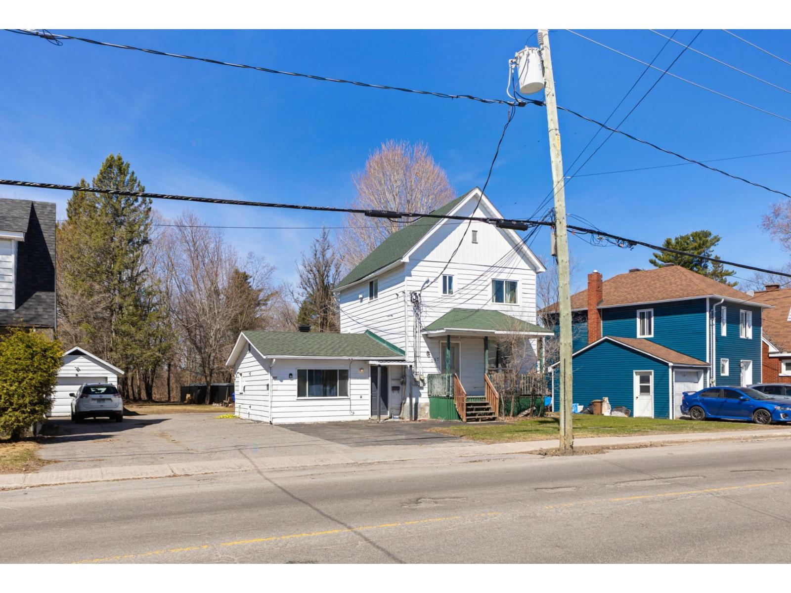 697 Av. de Buckingham, Gatineau (Buckingham), Quebec J8L2H4