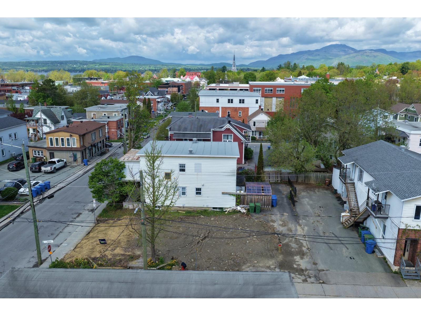 Rue St-Patrice O., Magog, Quebec J1X1W2