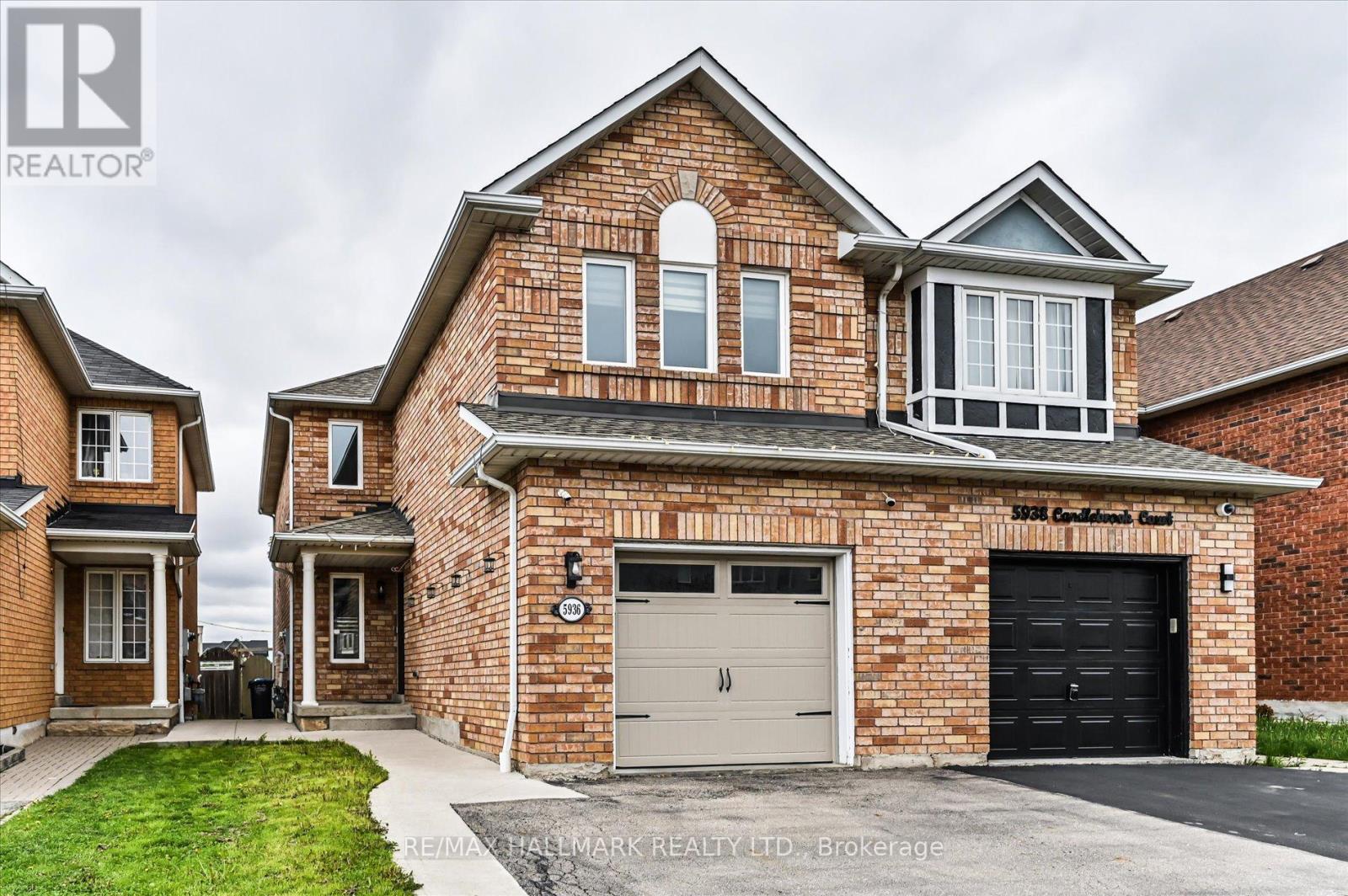 Row / Townhouse for Sale in 5936 CANDLEBROOK COURT|Mississauga (East Credit), Ontario L5V2V5 2