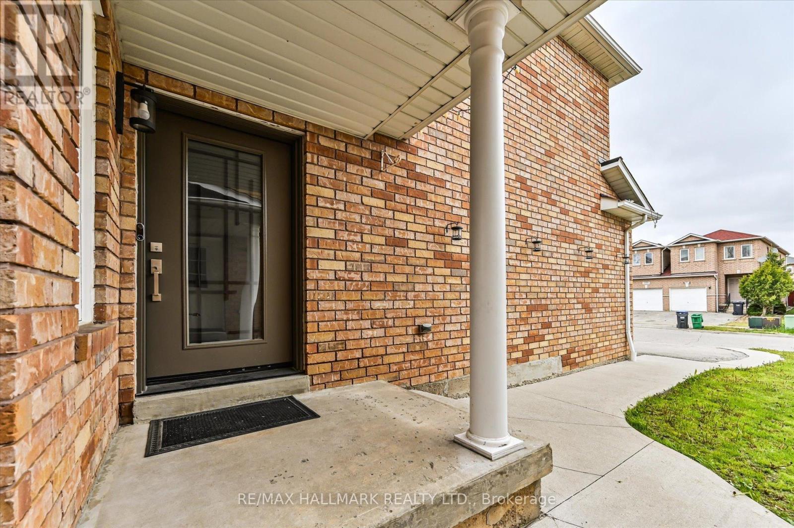 Row / Townhouse for Sale in 5936 CANDLEBROOK COURT|Mississauga (East Credit), Ontario L5V2V5 3
