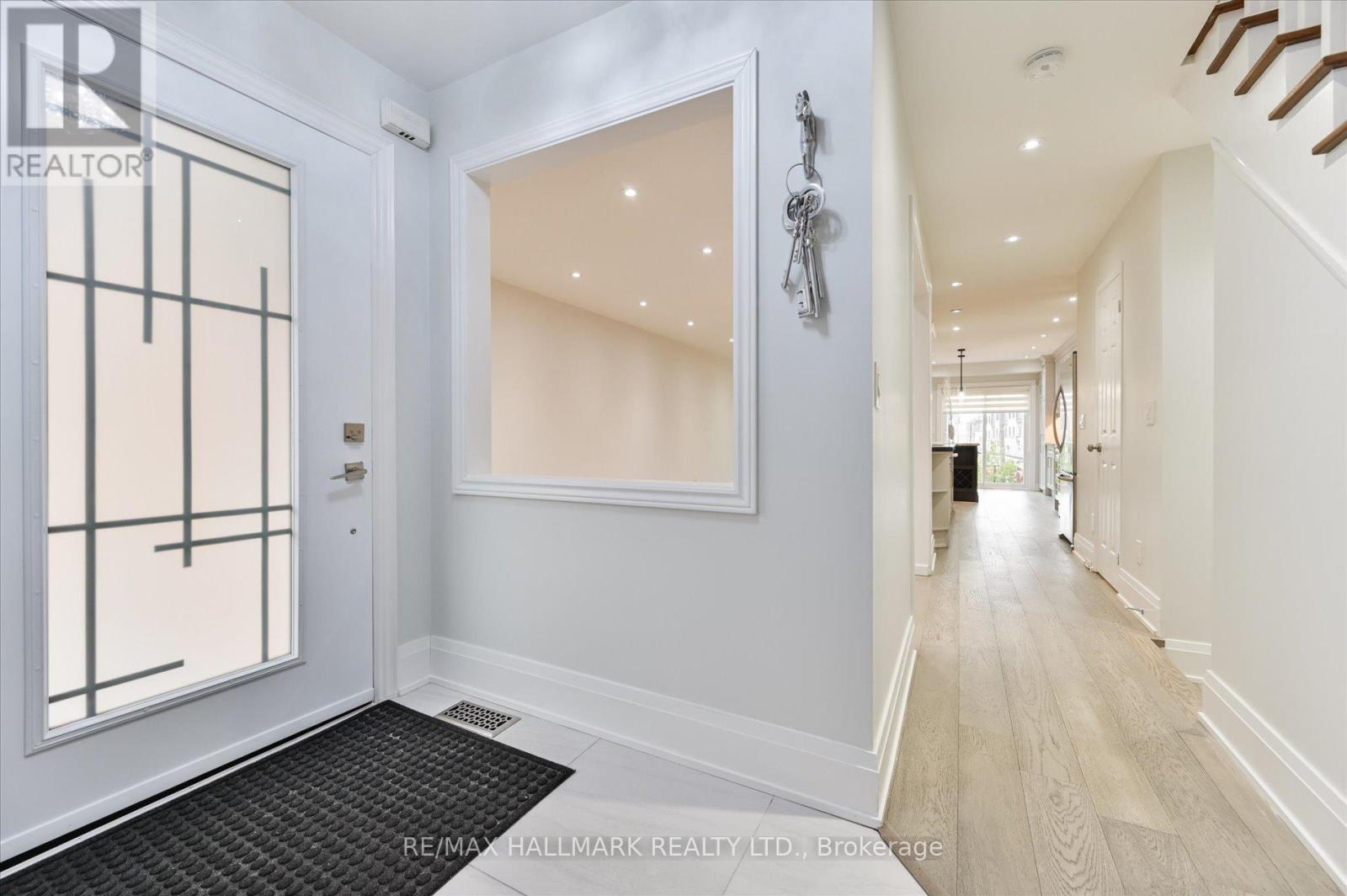 Row / Townhouse for Sale in 5936 CANDLEBROOK COURT|Mississauga (East Credit), Ontario L5V2V5 5