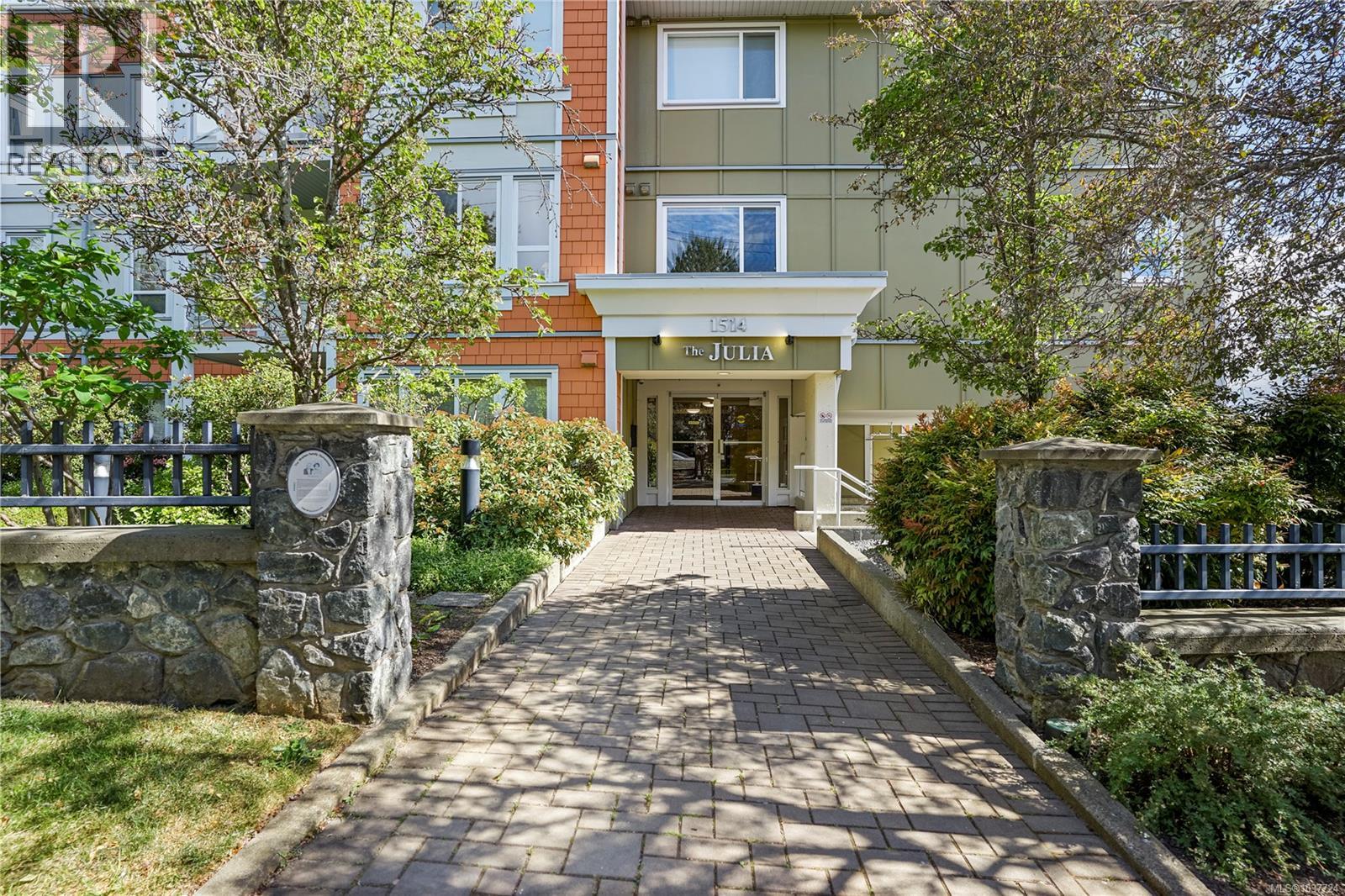 For sale: 204 1514 Church Ave, Saanich, British Columbia V8P0A3