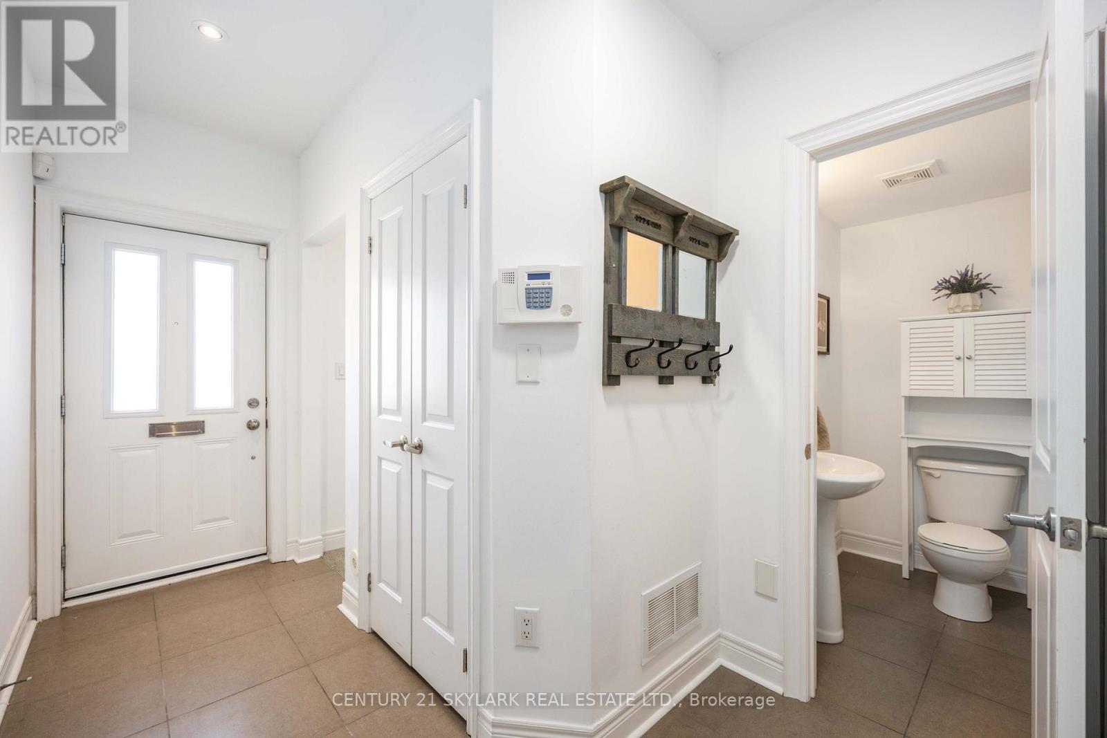 Row / Townhouse for Sale in 1864 BURNHAMTHORPE ROAD E|Mississauga (Applewood), Ontario L4X2S5 5