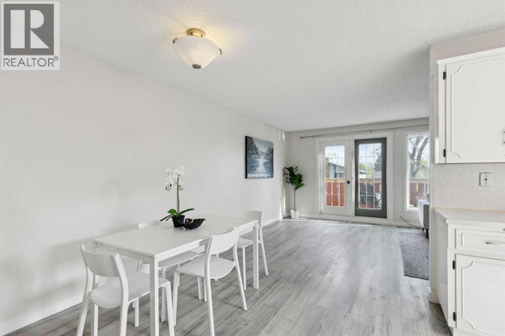 Duplex for Sale in 1121 Berkley Drive NW|Calgary, Alberta T3K1S6 4