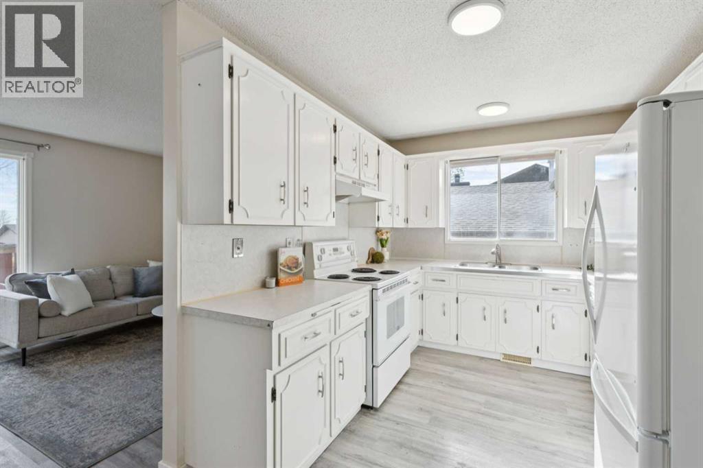 Duplex for Sale in 1121 Berkley Drive NW|Calgary, Alberta T3K1S6 5