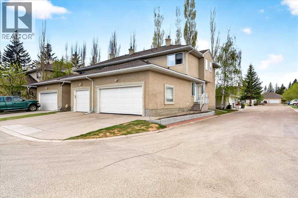 Row / Townhouse for Sale in 15 Cedarview Mews|Calgary, Alberta T2W6H8