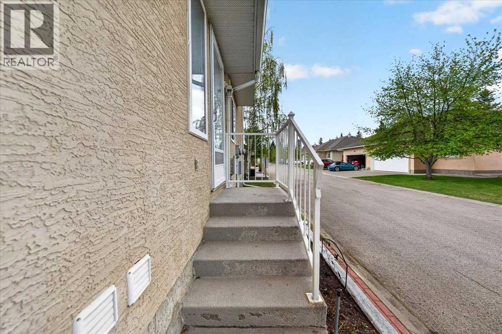 Row / Townhouse for Sale in 15 Cedarview Mews|Calgary, Alberta T2W6H8 4