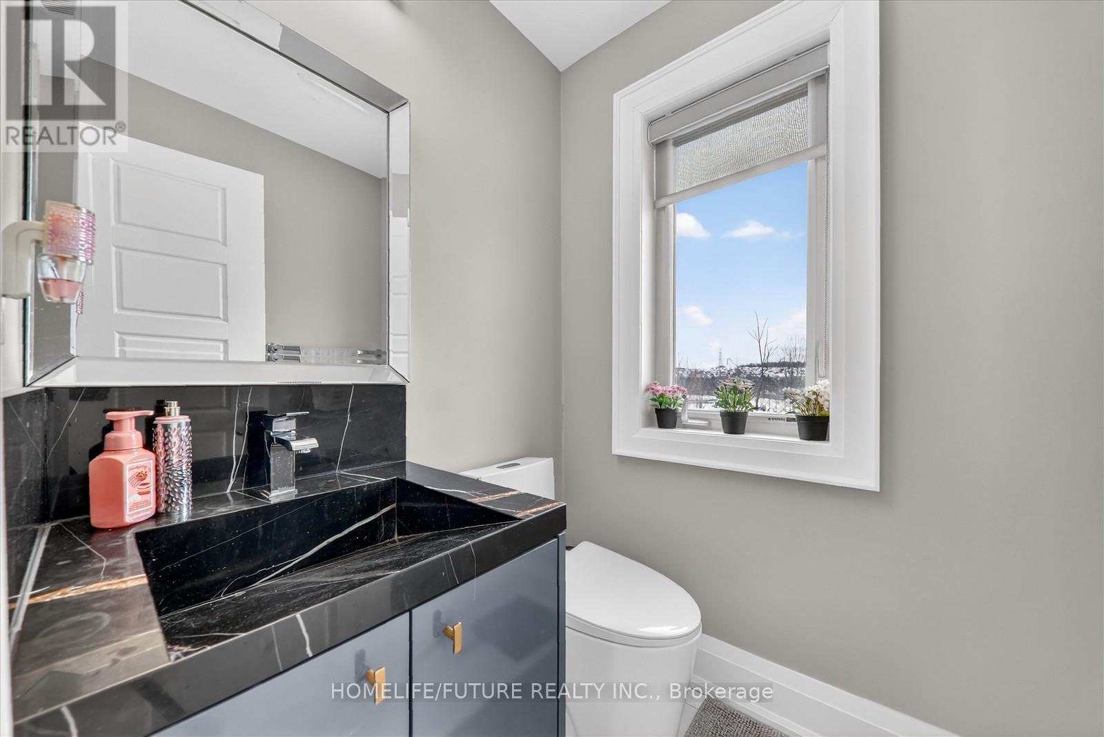 For sale: 130 TANGO CRESCENT, Newmarket (Woodland Hill), Ontario